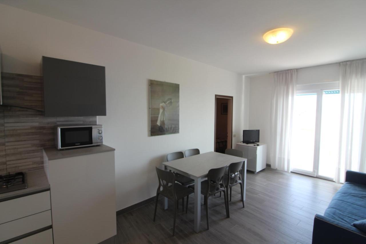Appartamenti Puerto Do Sol Lignano Sabbiadoro Exteriör bild
